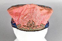 藏品(桃紅底藍邊刺繡織布帽)的圖片