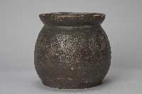 藏品(陶製紅胎黑釉有槽醃菜甕)的圖片