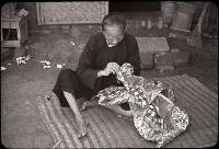 藏品(〈秋が来た〉做針線活的老婦（1950至2006年臺灣常民生活）)的圖片