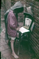 藏品(〈宿題〉趁著太陽下山前在屋外寫功課（1950至2006年臺灣常民生活）)的圖片