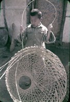 藏品(〈カゴ作りの少年〉編籃子的男孩（1950至2006年臺灣常民生活）)的圖片