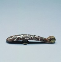 藏品(錯銀捲雲紋螭龍帶鉤)的圖片