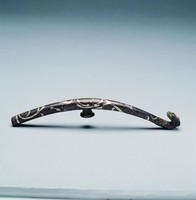 藏品(錯銀捲雲紋螭龍帶鉤)的圖片