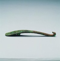 藏品(錯金幾何捲雲紋螭龍帶鉤)的圖片