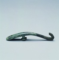 藏品(刻捲雲紋螭龍銅帶鉤)的圖片