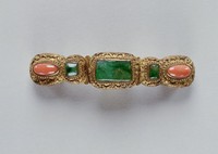 藏品(銅鎏金鑲翡翠、珊瑚帶扣)的圖片