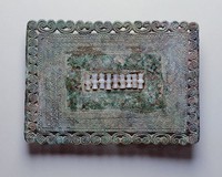 藏品(古滇國鑲孔雀石、瑪瑙長方形扣飾)的圖片