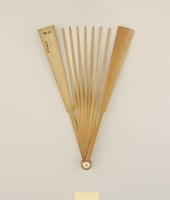 藏品(竹刻金文及松扇骨)的圖片