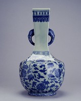 藏品(仿古青花番蓮象耳方瓶)的圖片