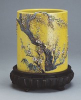 藏品(黃釉貼花梅花紋筆筒)的圖片