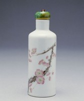 藏品(粉彩折枝梅花鼻煙壺)的圖片