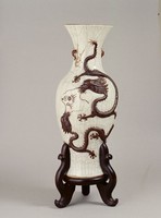 藏品(凸雕鐵花雙龍戲珠瓶)的圖片