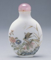 藏品(白地花卉草蟲鼻煙壺)的圖片