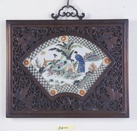 藏品(西廂記彩繪瓷扇形掛屏(踰牆))的圖片