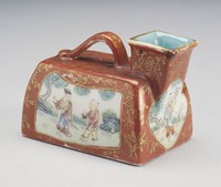 藏品(珊瑚紅地粉彩人物小虎子)的圖片