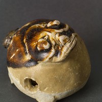 藏品(長沙窯豬形三孔玩具)的圖片