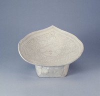 藏品(白釉線刻花卉紋如意頭形枕)的圖片