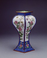 藏品(畫琺瑯花碟菱口瓶)的圖片