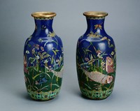 藏品(掐絲琺瑯魚戲圖瓶)的圖片