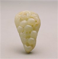藏品(白玉透雕松鼠葡萄珮)的圖片