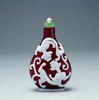 藏品(紅地白雙螭套料鼻煙壺)的圖片