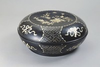 藏品(螺鈿八仙花碟圖捧盒)的圖片