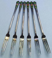 藏品(銀質琺瑯海棠紋餐棹叉子)的圖片