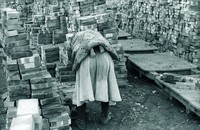 藏品(在磚場工作背小孩的婦人)的圖片