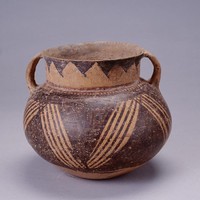 藏品(馬廠折曲線紋雙耳罐)的圖片