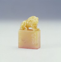 藏品(獅鈕雞油田黃凍石)的圖片