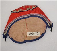 藏品(橘紅緞黑花蝶童帽)的圖片