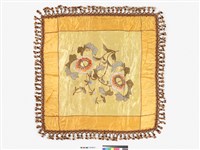 藏品(黃緞繡花方形桌巾)的圖片