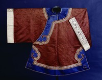 藏品(紫花緞鑲花女袍)的圖片