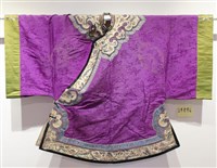 藏品(暗花紫綢彩繡盤金線花邊女袍)的圖片