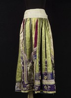 藏品(松綠粉紅橘黃彩繡盤金百褶裙)的圖片