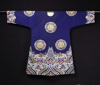 藏品(藍緞彩繡五福壽袍)的圖片