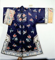 藏品(黑緞彩繡長袍)的圖片