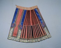 藏品(紅綢地彩繡百褶裙)的圖片