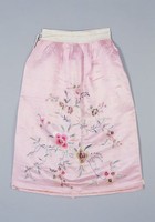 藏品(粉紅色繡花緞直裙)的圖片