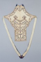 藏品(白色素緞龜鹿紋肚兜)的圖片