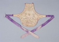 藏品(白色素緞雲頭紋肚兜)的圖片