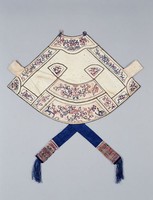 藏品(白地寶相花紋肚兜)的圖片