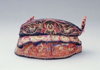 藏品(雙雉紋彩繡童帽)的圖片