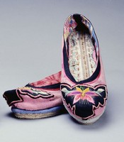 藏品(桃紅色男用包頭鞋)的圖片