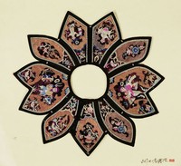 藏品(人物紋繡金蓮瓣形雲肩)的圖片