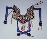 藏品(垂網邊彩繡雲肩)的圖片