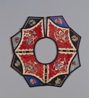 藏品(四格紅地雜花紋雲肩)的圖片