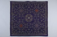 藏品(藍緞地桌面)的圖片