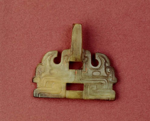 琫珩一件﹑殘玉二件﹑衝牙一件﹑佩飾二件