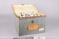 藏品(「保險絲」鐵盒內收納大批德製電料)的圖片